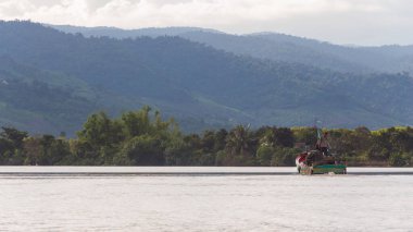 Bokor Ulusal Parkı 'ndaki Kampot Nehri.