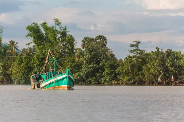 Bokor Ulusal Parkı 'ndaki Kampot Nehri.