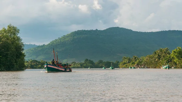 Bokor Ulusal Parkı 'ndaki Kampot Nehri.