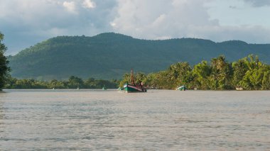 Bokor Ulusal Parkı 'ndaki Kampot Nehri.