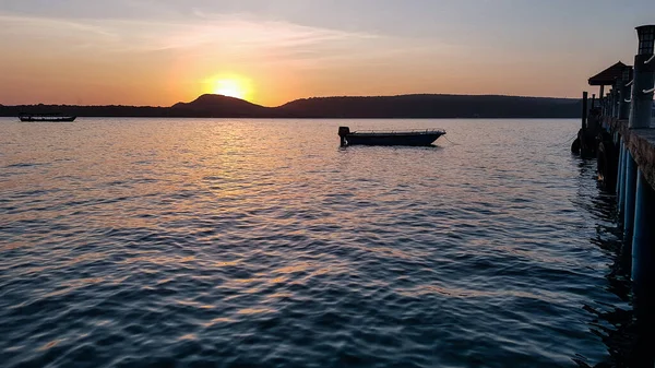 Koh Rong Samloem, Kamboçya 'da gün doğumu