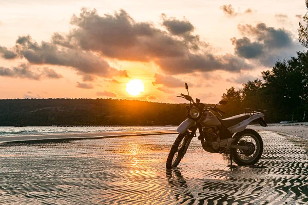 Uma Motocicleta Prateada Está Praia Pôr Sol Imagem De Stock