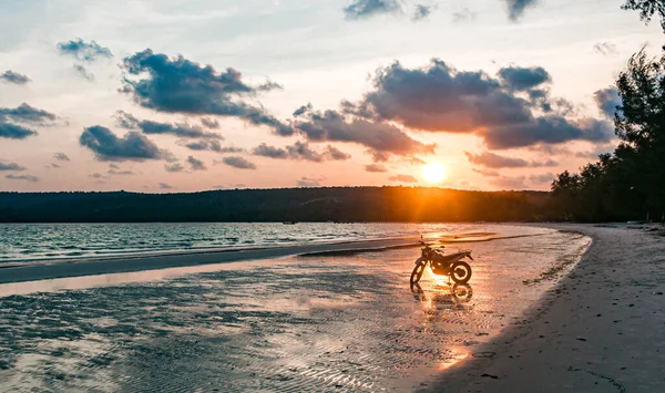 Uma Motocicleta Prateada Está Praia Pôr Sol Fotografia De Stock