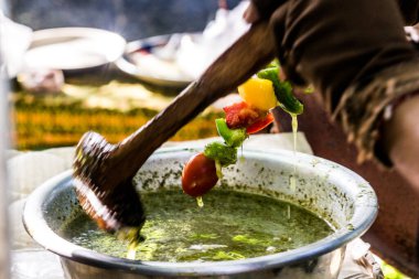 Lezzetli sebzeler yeşil sosla marine edilir.