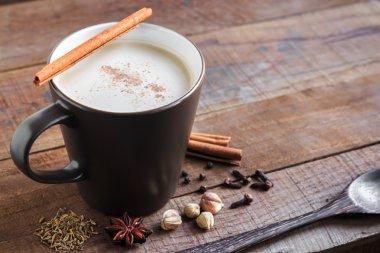 Masala chai baharatlar ile. kabuk tarçın
