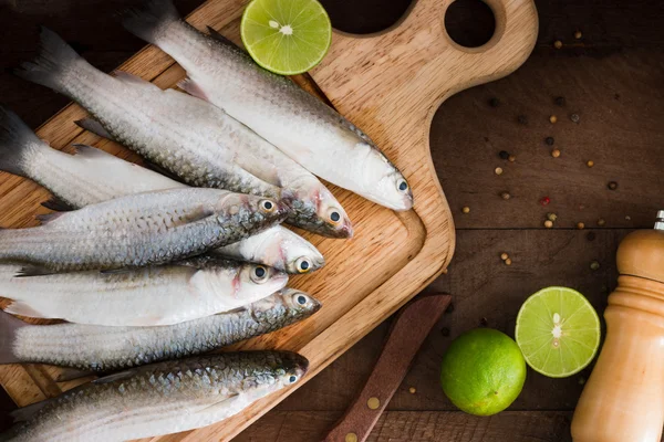 Θαλασσινά ψάρια φρέσκα μπαρμπούνια με ασβέστη και μπαχαρικών — Φωτογραφία Αρχείου