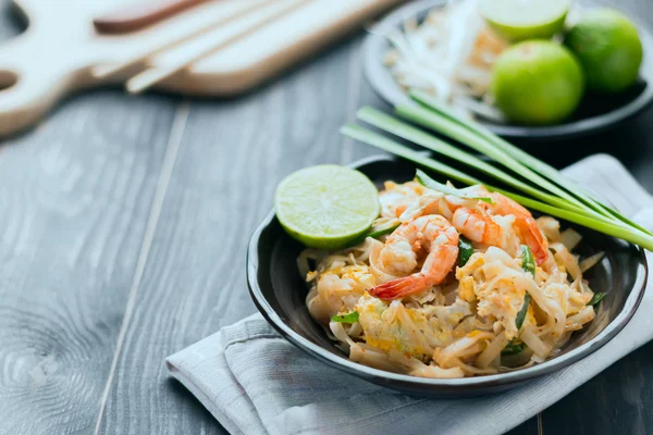 Makaron smażony tajski "Pad Thai" — Zdjęcie stockowe