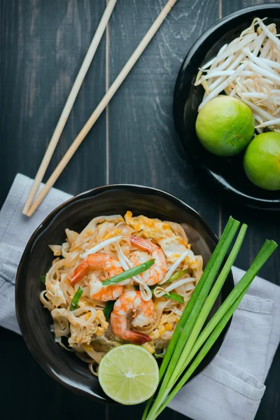 Fideos Fritos Tailandeses Pad Thai Con Camarones Verduras Los Platos — Foto de Stock