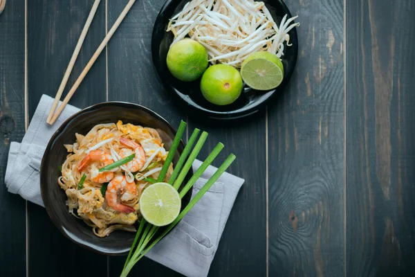 Tło Żywności Tajski Tajski Makaron Smażony Pad Thai Krewetkami Warzywami — Zdjęcie stockowe