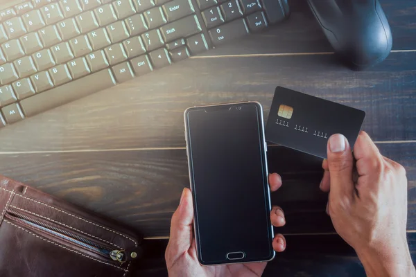 Teléfono inteligente con tarjeta de crédito —  Fotos de Stock