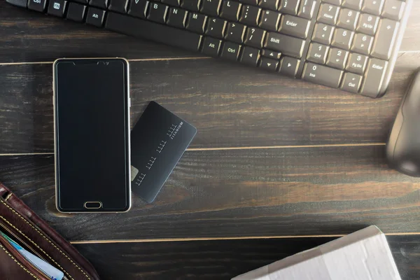Telefone inteligente com cartão de crédito — Fotografia de Stock