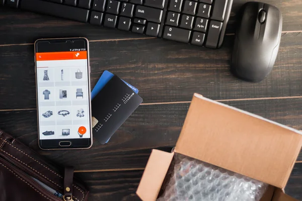 Teléfono inteligente con tarjeta de crédito —  Fotos de Stock