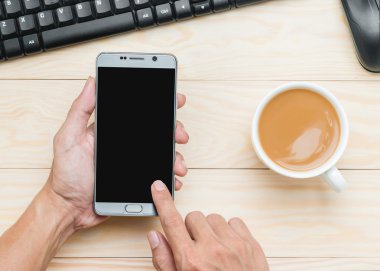 smartphone üzerinde ahşap kullanarak ele