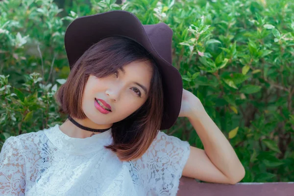 Woman perfect asian face in a park — Stock Photo, Image