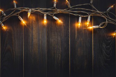 noel arka plan ışıkları ve eski ahşap tahta arka plan üzerinde kopya alanı