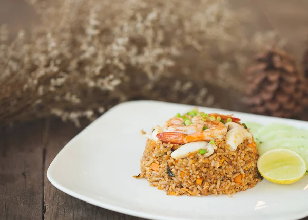 Makanan Sehat Nasi Goreng Udang Pedas Dengan Cumi Cumi Pada — Stok Foto
