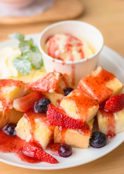 新鮮なミックス果実とイチゴの蜂蜜トースト — ストック写真