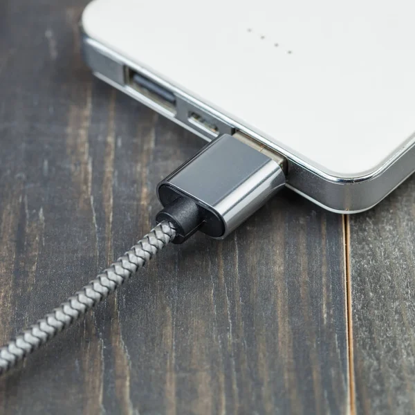 Kabel usb und Powerbank — Stockfoto