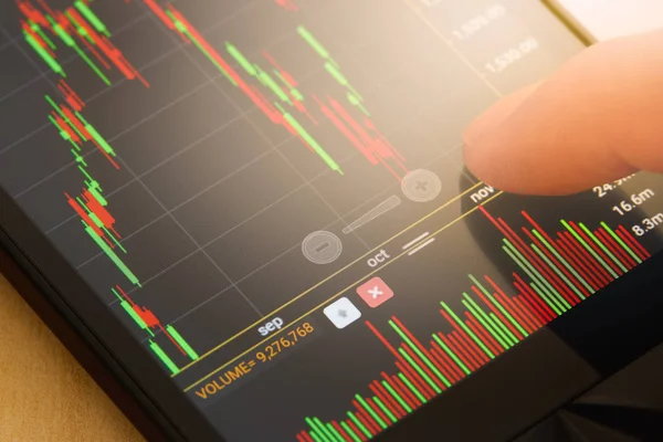 Nahaufnahme Eines Mannes Der Den Aktienmarkt Auf Tablet Smartphone Überprüft — Stockfoto