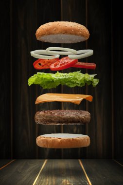 Lezzetli ızgara sığır eti Burger yemek yüzen, stil uçan gıda.