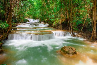 Huay Mae Kamin Şelalesi, Kanchanaburi, Tayland 'daki yağmur ormanlarındaki güzel şelale..