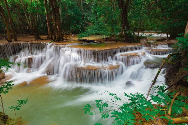 Huay Mae Kamin Vesiputous Kaunis Vesiputous Sademetsässä Kanchanaburissa Thaimaassa — kuvapankkivalokuva