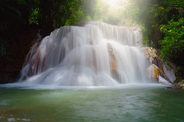 Huay Mae Kamin Şelalesi, Kanchanaburi, Tayland 'daki yağmur ormanlarındaki güzel şelale..