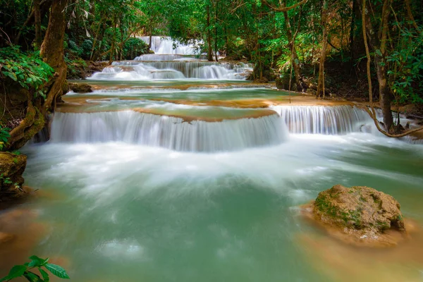 Huay Mae Kamin Şelalesi, Kanchanaburi, Tayland 'daki yağmur ormanlarındaki güzel şelale..