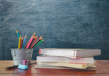 Eğitici donanımlar. Öğrenci Danışma ve tahta arka plan. Eğitim kavramı