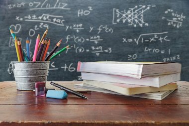 Eğitici donanımlar. Öğrenci Danışma ve tahta arka plan. Eğitim kavramı