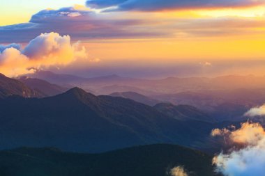 Tayland büyük kutsal emanetler Pagoda Nabhamethanidol ve Nabhapolbhumisiri Doi Inthanon dağ bakış manzara günbatımı.