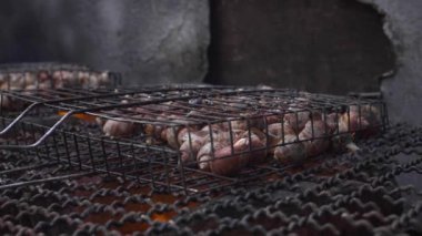 Çin Mahallesi, Bangkok 'ta bir mangalda ızgara yapan deniz salyangozlarını kapatın.