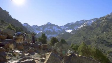 Atlas Dağları, Fas 'taki kayalık bir dağ yoluna katır yükleyin.