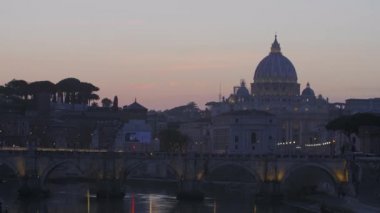 St. Angelo Köprüsü, Tiber Nehri ve St. Peters Bazilikası üzerinde alacakaranlıktan karanlığa bir zaman atlaması