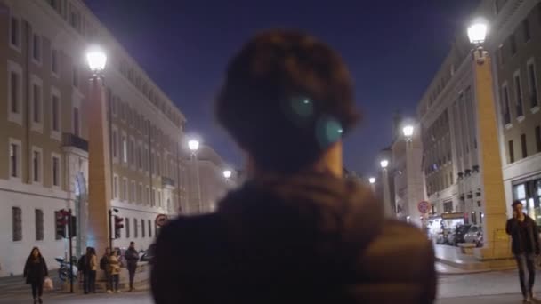 Uno scatto a distanza ravvicinata di qualcuno che scatta una foto sul telefono della chiesa di San Pietro di notte a Roma — Video Stock