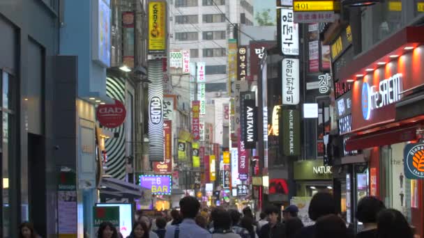 Výstřel rušné nákupní ulice v Soulu v Jižní Koreji — Stock video