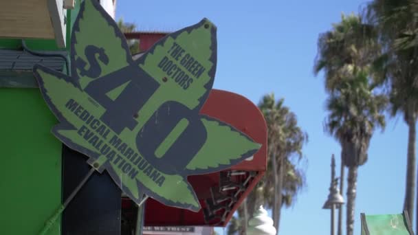Een bord voor een medicinale marihuana winkel op Venice Beach, La — Stockvideo