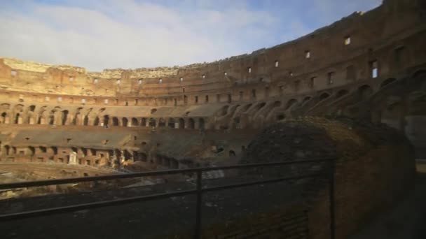 Een razendsnelle opname van de binnenkant van het Romeinse Colosseum — Stockvideo