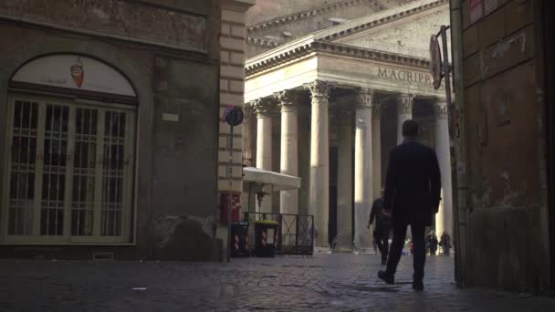 Een slow motion onthult een opname van het Pantheon. — Stockvideo