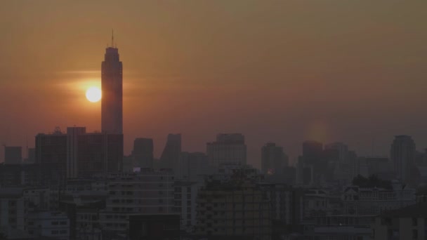 A nap decemberben lenyugszik a Bangkok-i városkép fölött. — Stock videók