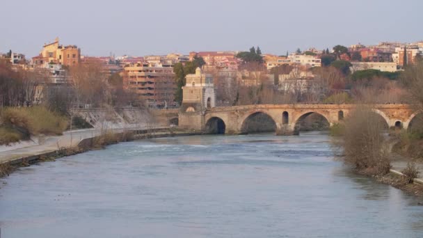 Ένα ευρύ πλάνο των ανθρώπων που διασχίζουν Ponte Milvio, Ρώμη — Αρχείο Βίντεο