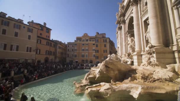 Een time-lapse van toeristen bij Trevi Fontein in Rome — Stockvideo