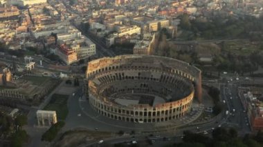 Colosseum 'un hava görüntüsü, arka plandaki kalıntıları ortaya çıkarıyor.