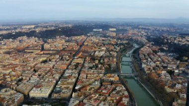Gün batımında Roma 'nın hava görüntüsü, çerçevesinde Tiber Nehri