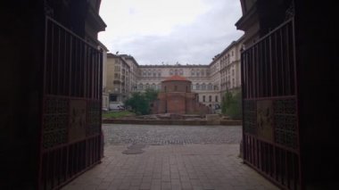 Bulgaristan 'ın başkenti Sofya' daki bir kapıdan Aziz George kilisesine yaklaşıyoruz.