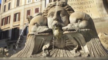 Fontana del Pantheon 'un bir kısmının yakın çekimi, Roma