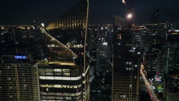 Aerial shot orbitando rascacielos en Bangkok, Tailandia, por la noche — Vídeos de Stock