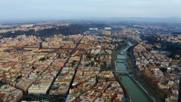 Αεροφωτογραφία της Ρώμης στο ηλιοβασίλεμα, με τον ποταμό Τίβερη στο πλαίσιο — Αρχείο Βίντεο