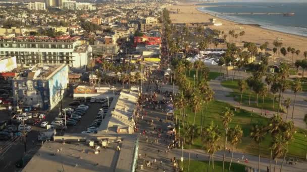 Vista aérea del borde del barrio de Venecia y la playa — Vídeos de Stock