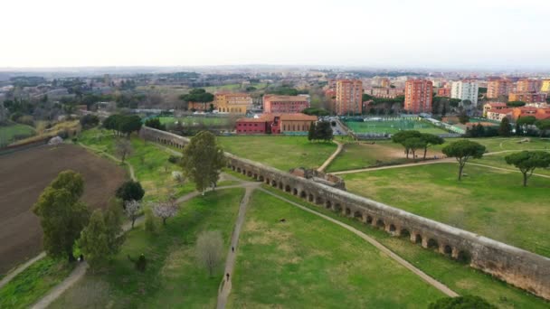 Um tiro aéreo de Parco Degli Aquedotti, Roma — Vídeo de Stock